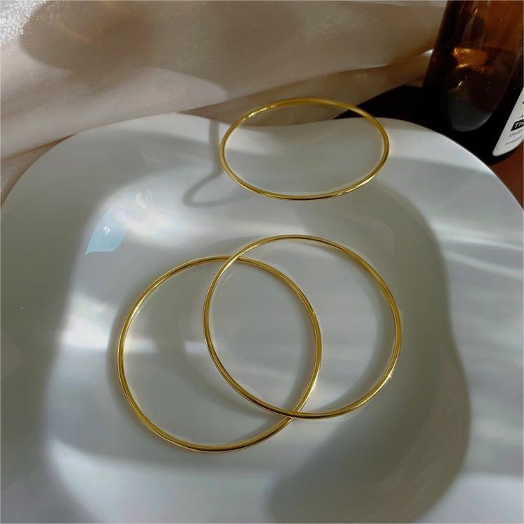 Minimalist Vintage-Inspired Titanium Steel Thin Bangle Bracelet for Women with Plated Finish, Stackable and Versatile Cold-Tone Jewelry