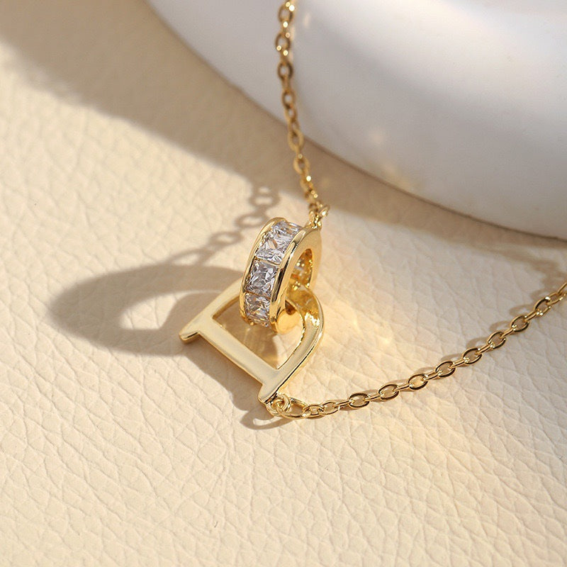 Collana da donna a doppio anello con iniziale DO minimalista, in acciaio al titanio placcato 18 carati, con strass intarsiati e catena a serpente, elegante gioiello per la clavicola