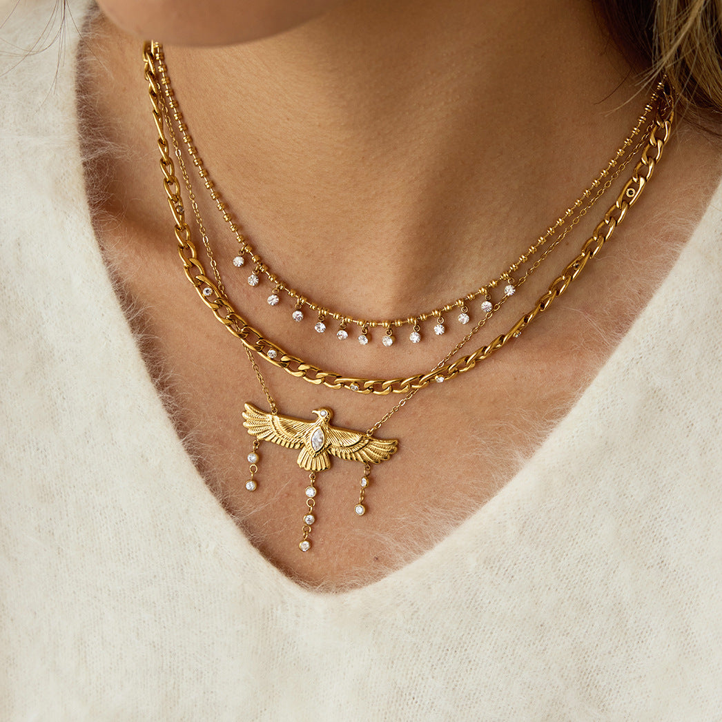 Collana da donna minimalista con ciondolo a forma di aquila in acciaio al titanio con intarsio di strass su catena in acciaio inossidabile