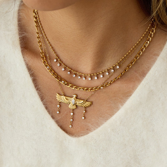 Collana da donna minimalista con ciondolo a forma di aquila in acciaio al titanio con intarsio di strass su catena in acciaio inossidabile
