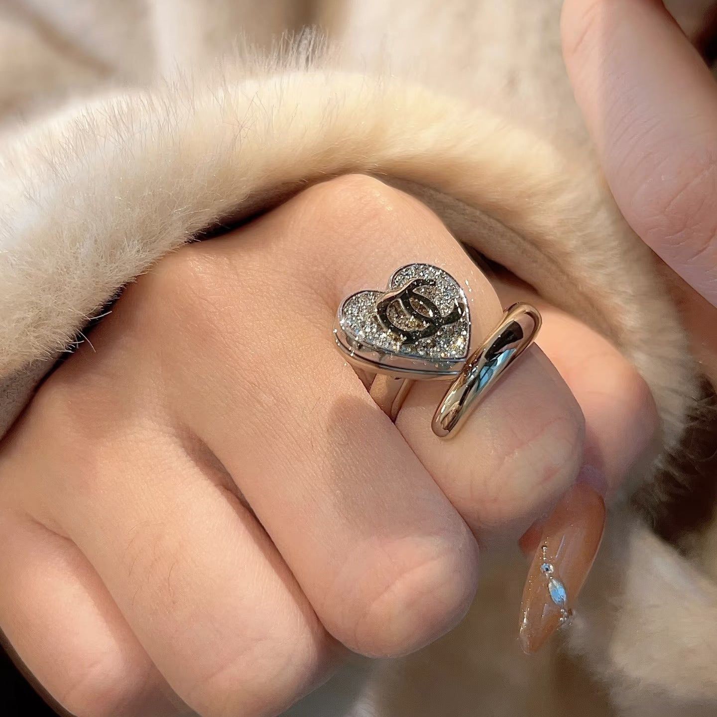 Orecchini da donna placcati oro in ottone con zirconi cubici a forma di cuore, perni in argento sterling 925