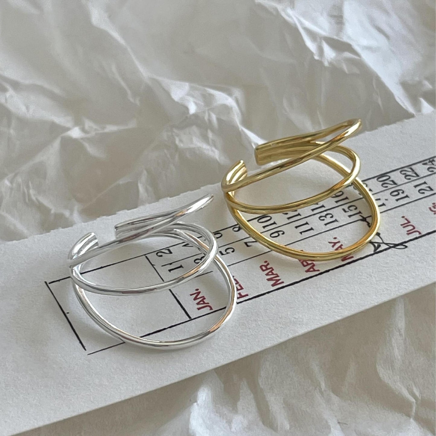 Anillo abierto minimalista dulce chapado en plata de ley 925 con letra y número