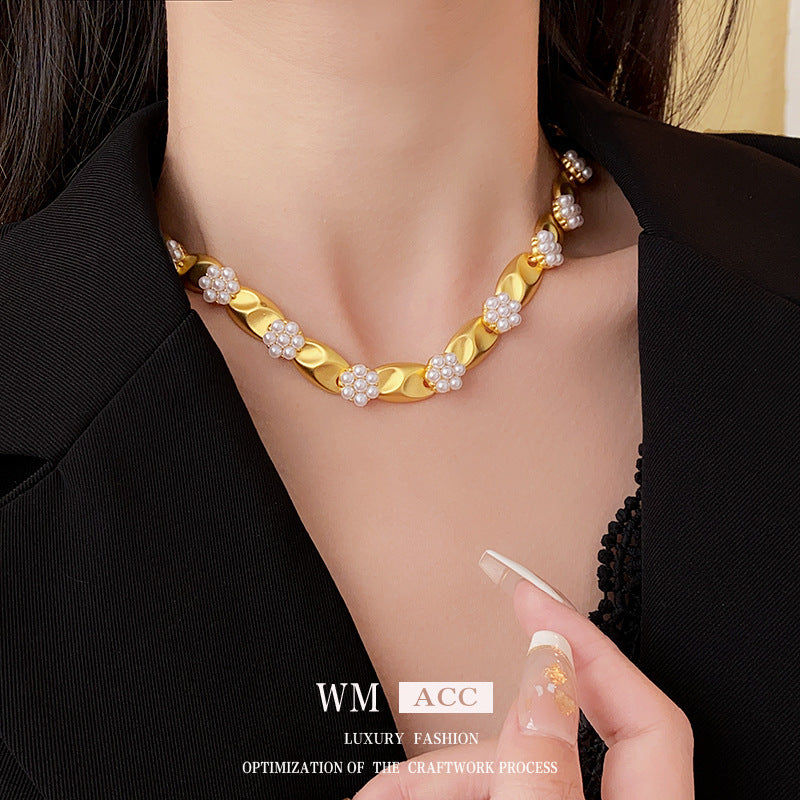 Conjunto de pendientes, collar y pulsera de aleación floral vintage, set de joyería minimalista chapado en oro para mujer