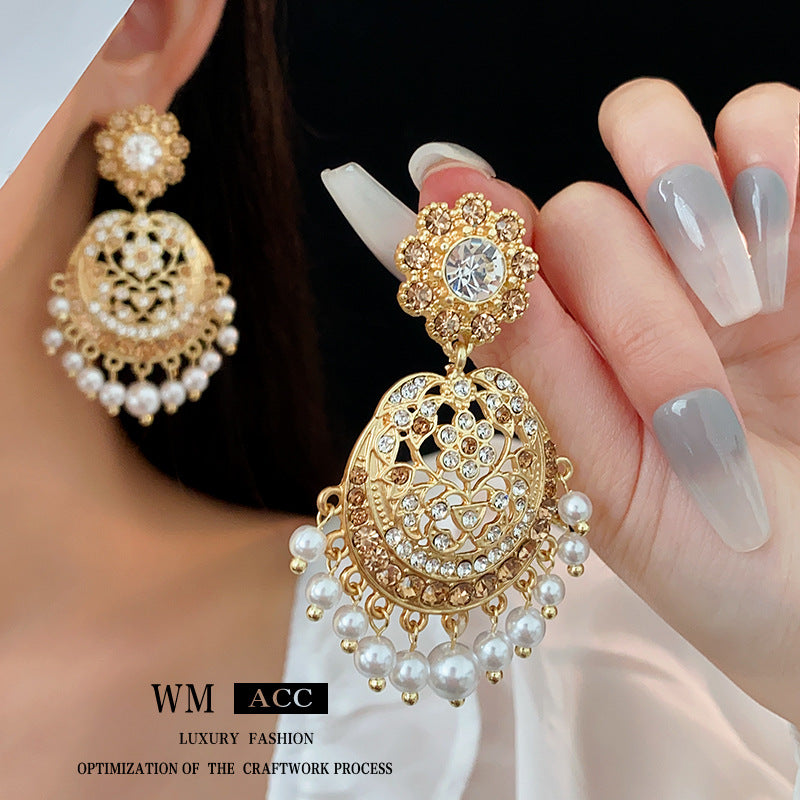 Orecchini a perno vintage geometrici in lega con strass e intarsio di perle, design traforato, ganci placcati argento da donna