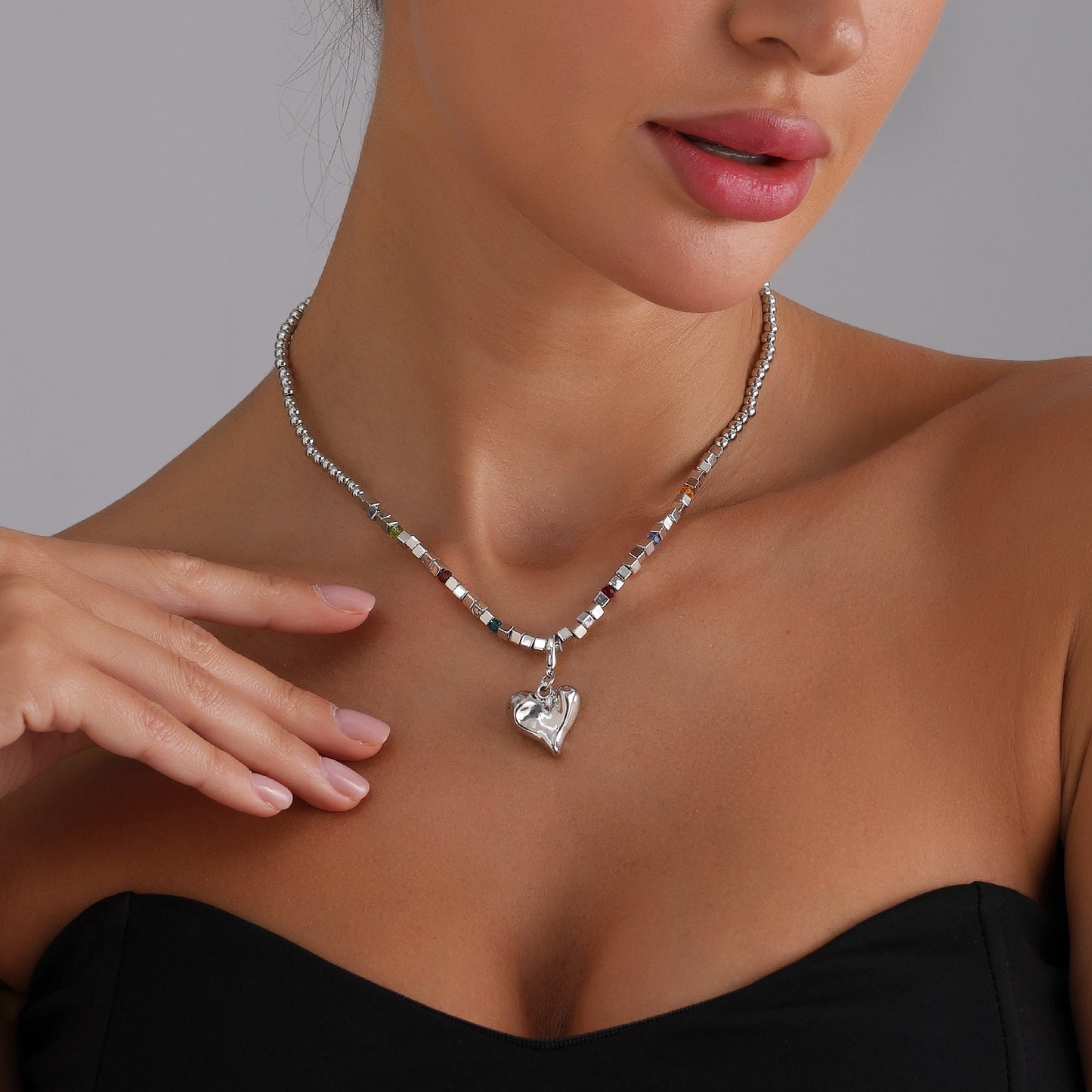 Collar con colgante geométrico de aleación en forma de corazón, dulce y atrevido, con acabado chapado para mujer