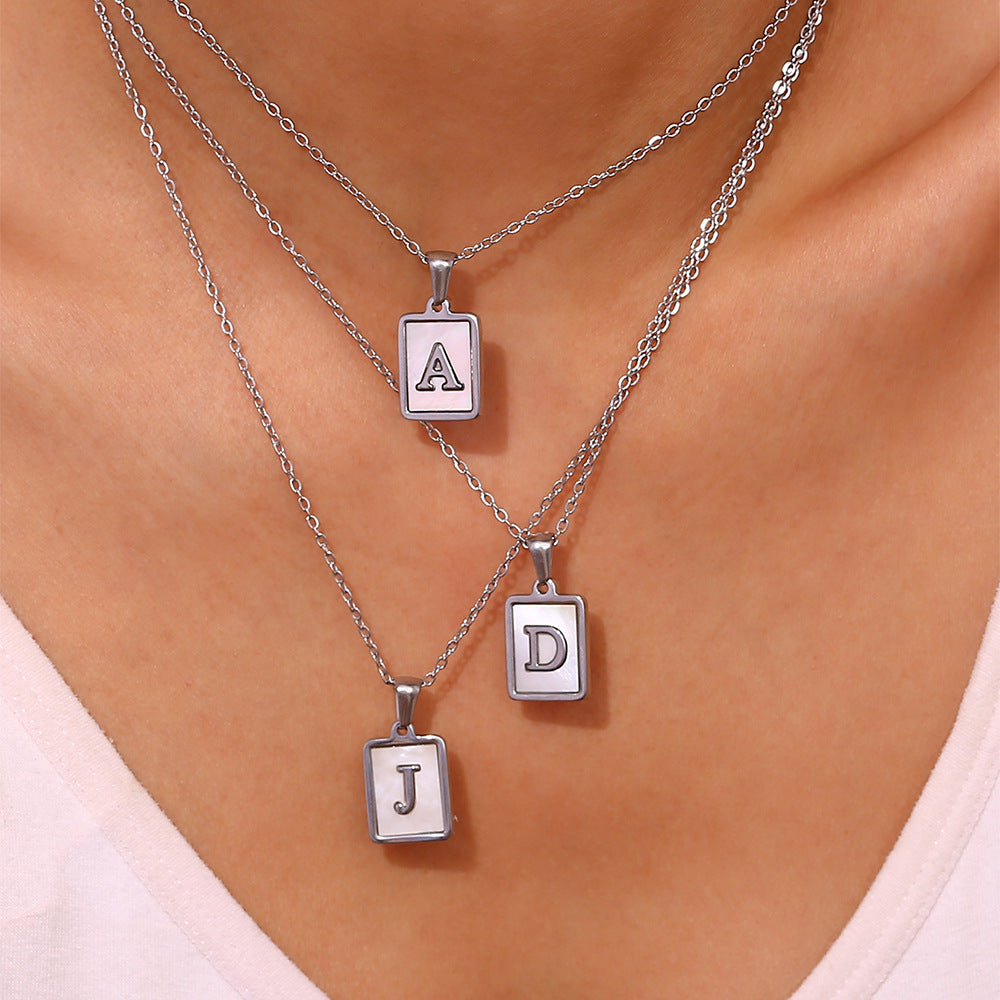 Collana con Ciondolo a Lettera Minimalista in Acciaio al Titanio per Donna con Finitura Galvanizzata e Intarsio in Madreperla Bianca Naturale