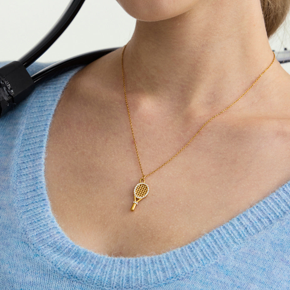 Collana con ciondolo a forma di racchetta da tennis in acciaio inossidabile con strass, design geometrico galvanizzato per donna