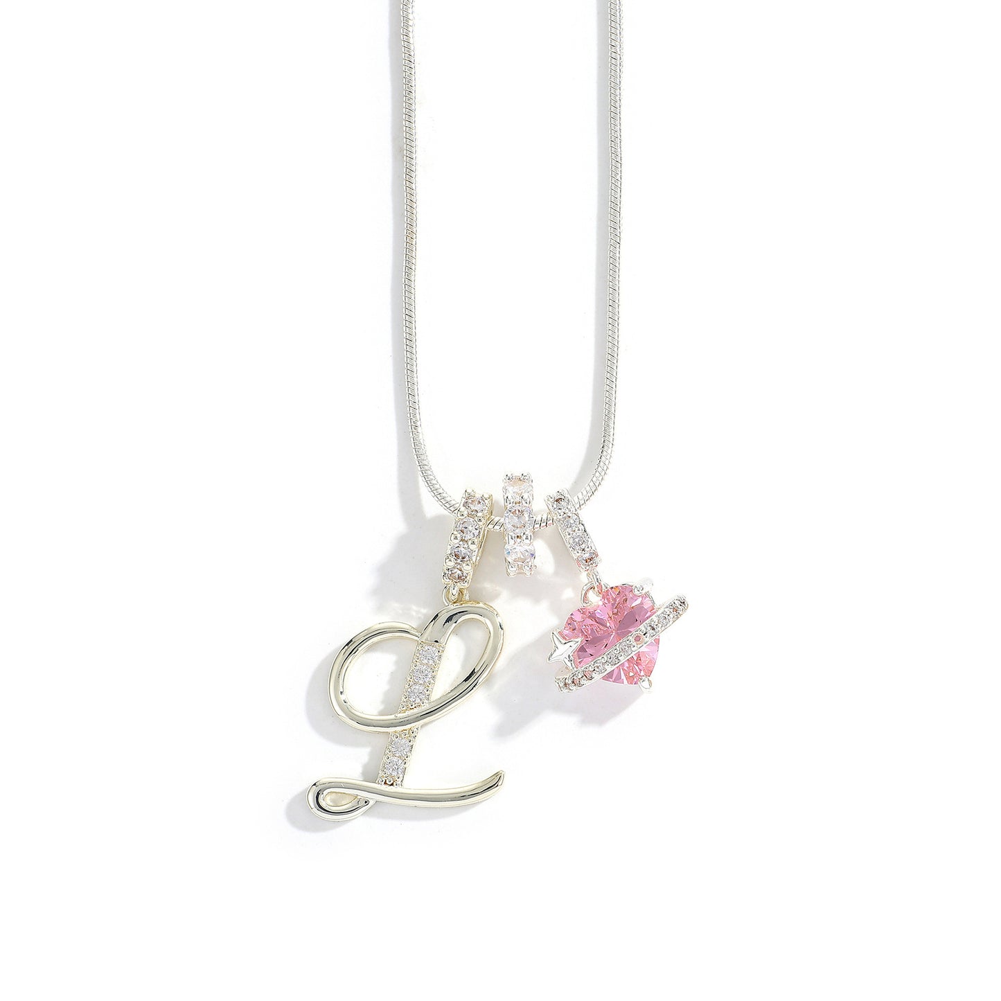 Collana con ciondolo a lettera minimalista in rame con intarsio di zirconi dal design geometrico per donna