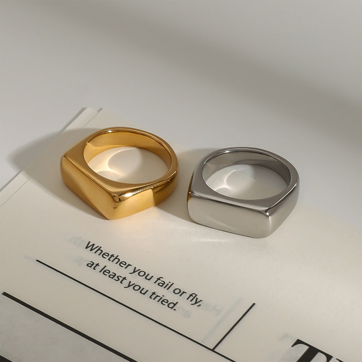 Anillo de banda simple de acero inoxidable chapado en oro de 18 quilates con diseño geométrico de moda para mujer
