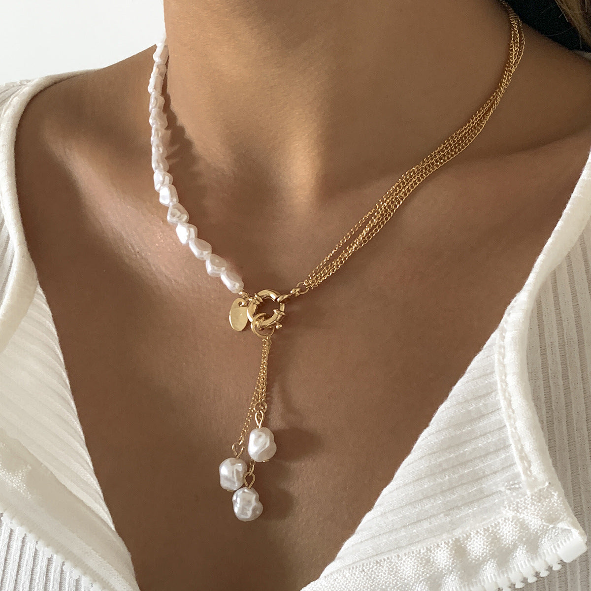Collar de resina geométrico asimétrico minimalista con colgante, perlas de imitación colgantes y cadena fina chapada para mujer