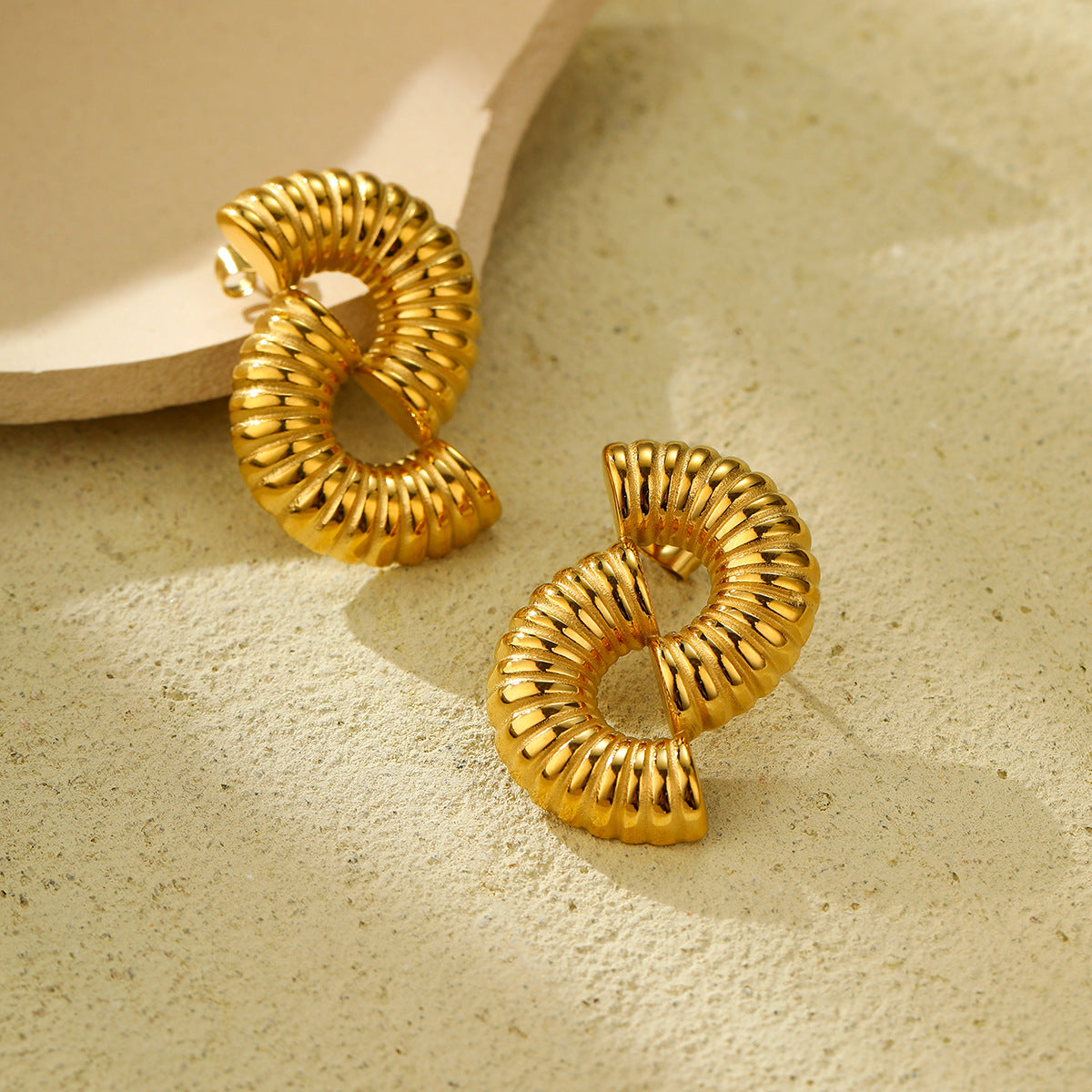 Pendientes geométricos de acero titanio con forma de U huecos de moda para mujer con acabado chapado