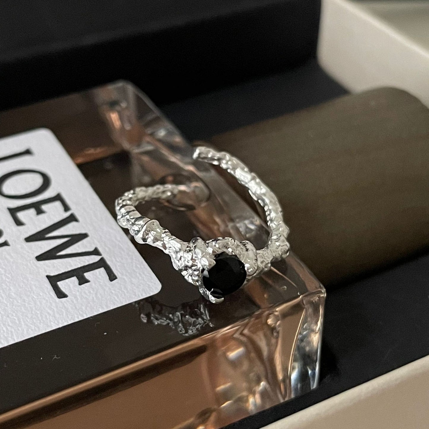 Anello Casual in Argento Sterling 925 Lucidato con Diamante Nero Geometrico e Design Aperto a Trama Astratta