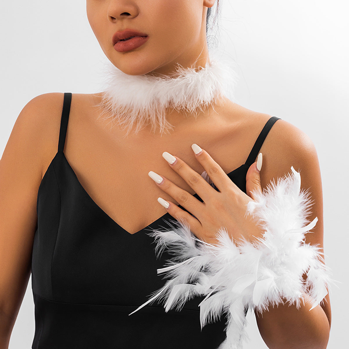 Collana girocollo corta in stile gotico con piume e nappe da donna, design a catena irregolare fatto a mano