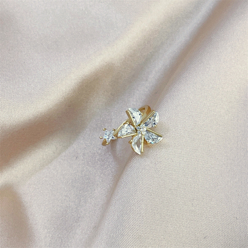 Anello Minimalista a Cuore in Rame Placcato Oro 18K con Intarsio Completo di Strass per Donna