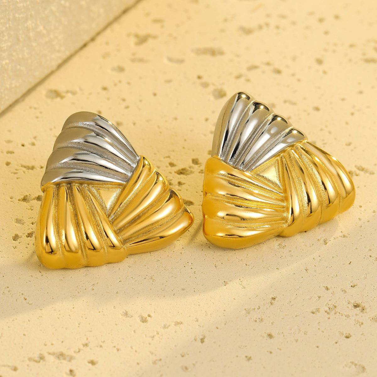 Orecchini da donna alla moda con triangoli geometrici placcati in oro 18K in acciaio inossidabile con texture intrecciata