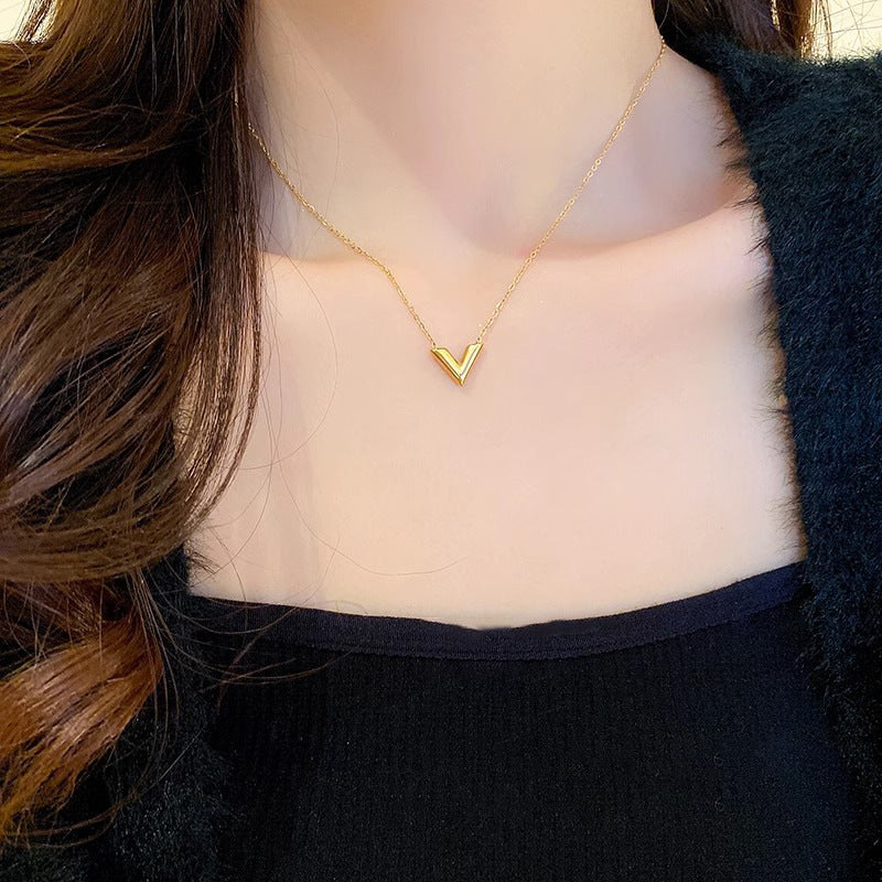 Collar minimalista con la letra V de acero de titanio chapado en oro para mujer, con cadena de medallón