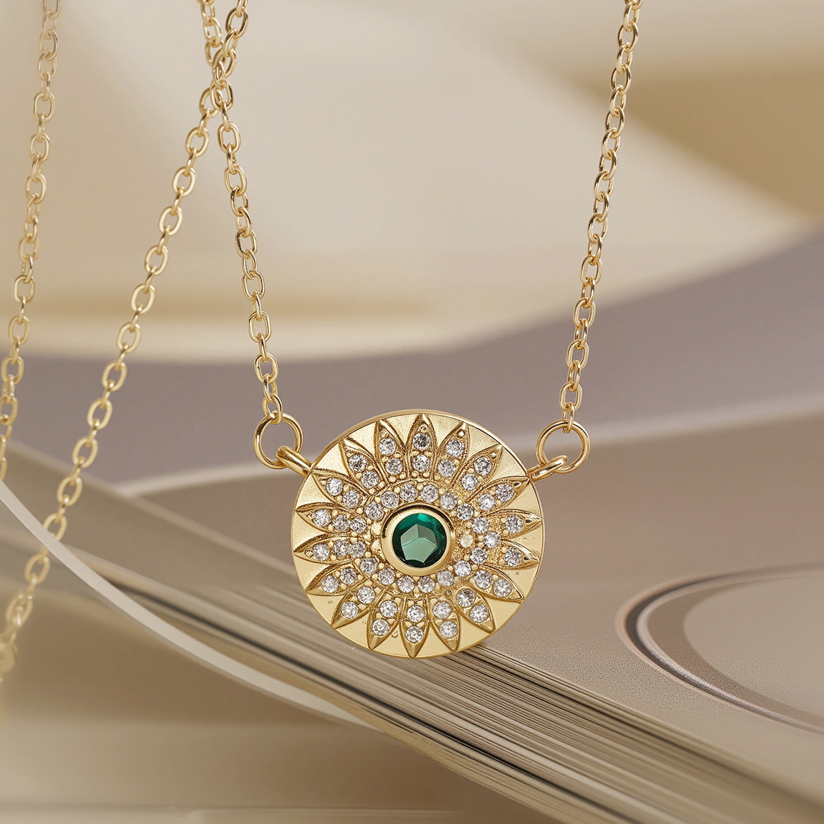 Collana Pendente Minimalista Retrò Occhio di Allah da Donna in Rame con Placcatura in Oro 18K e Intarsio in Zirconi