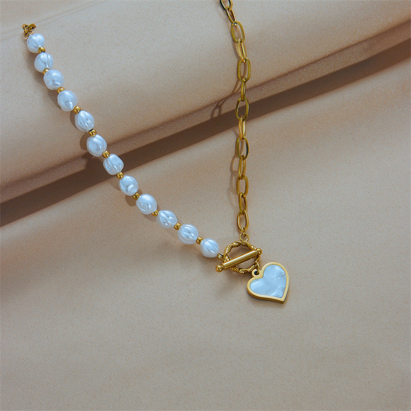 Collar con colgante de corazón asimétrico minimalista en acero de titanio con detalles de perlas y acabado galvanizado
