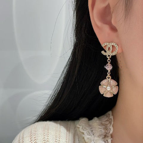 Pendientes Vintage de Latón Chapado en Oro con Flor de Camelia Esmaltada en Rosa con Postes de Plata de Ley 925 para Mujer