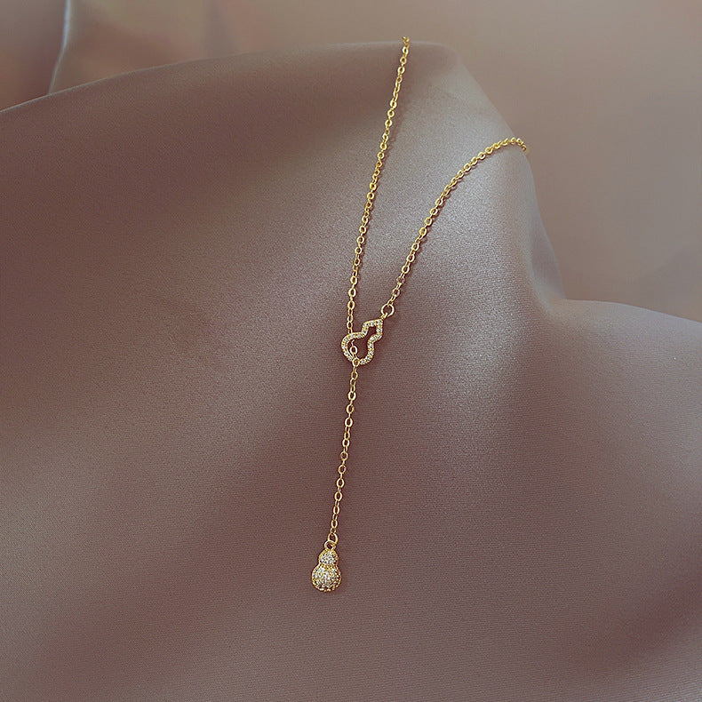 Collana con pendente a zucca cava elegante e minimalista da donna in acciaio al titanio con finitura placcata e catena a croce
