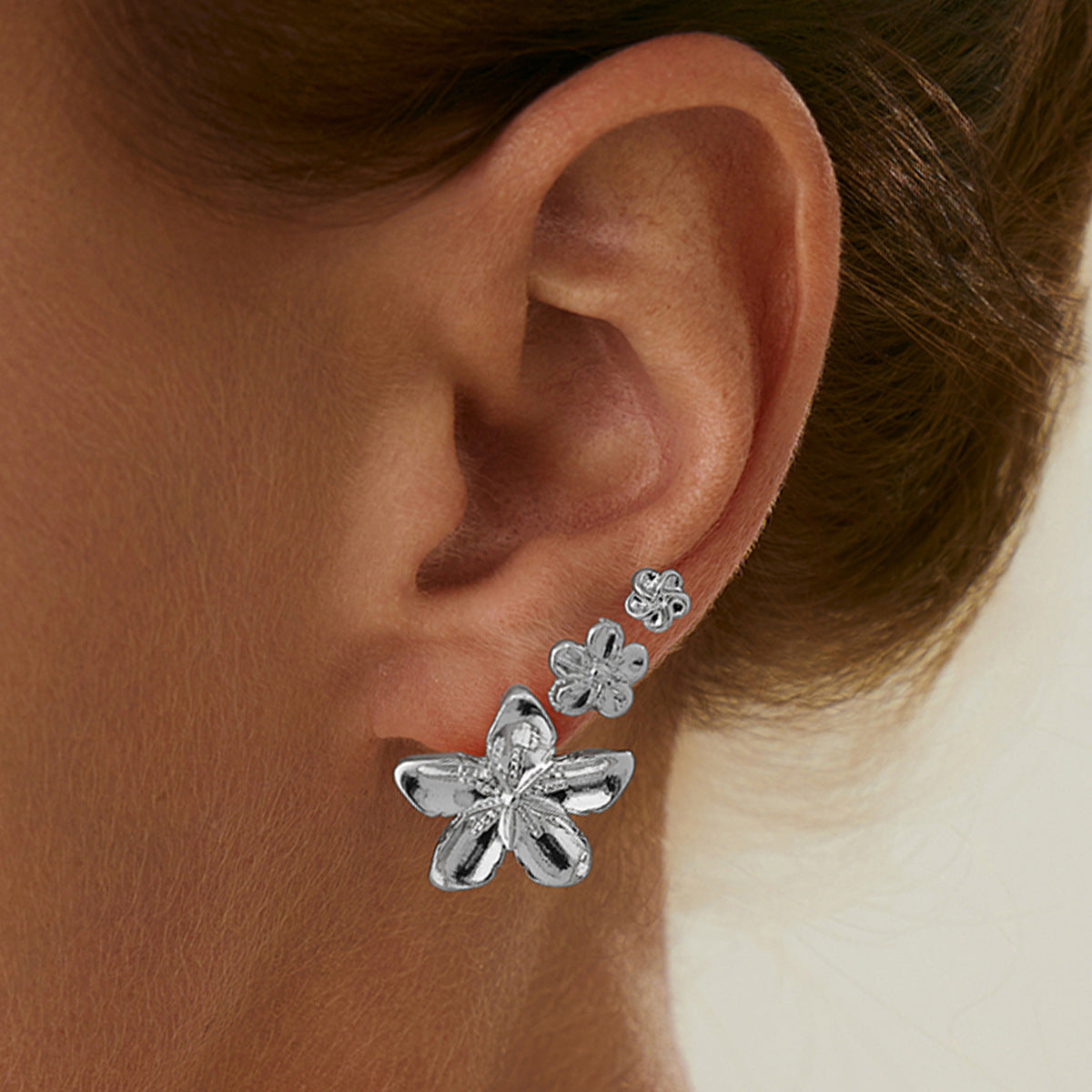 Orecchini a perno da donna a forma di stella minimalista in lega, con design a petali floreali e placcatura in oro
