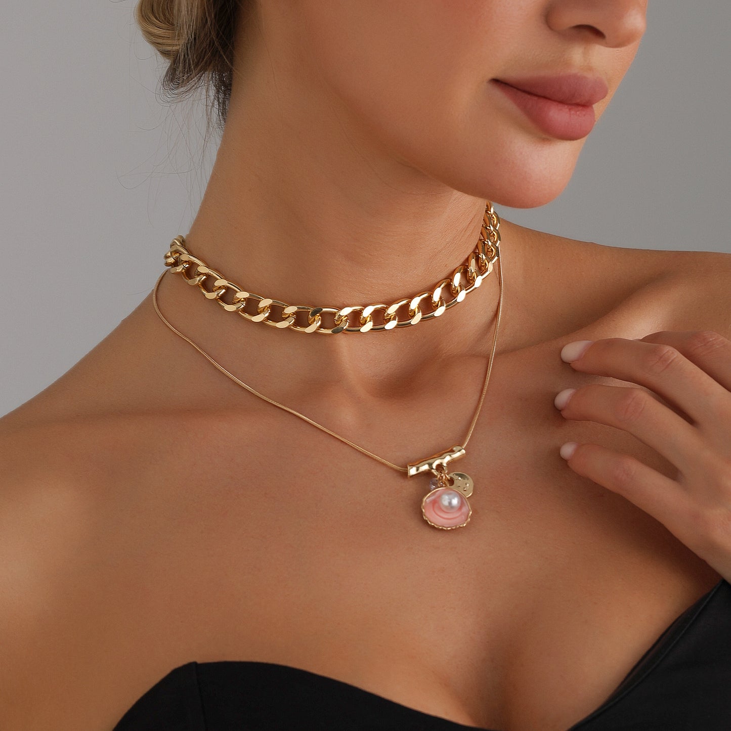 Fashionable Minimalist Geometric Pink Seashell-Inlaid Pearl Necklace for Women with Gold-Plated Alloy Choker Style Collarbone Chain
