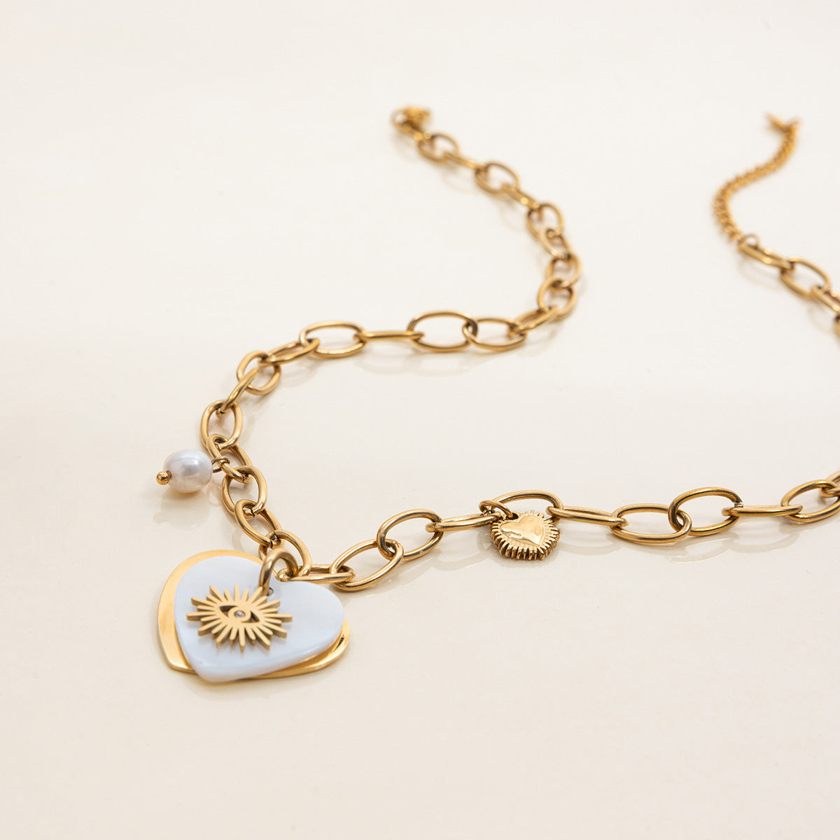 Collar con colgante minimalista en forma de corazón de acero inoxidable con acabado chapado para mujer, cadena ligera a la altura de la clavícula