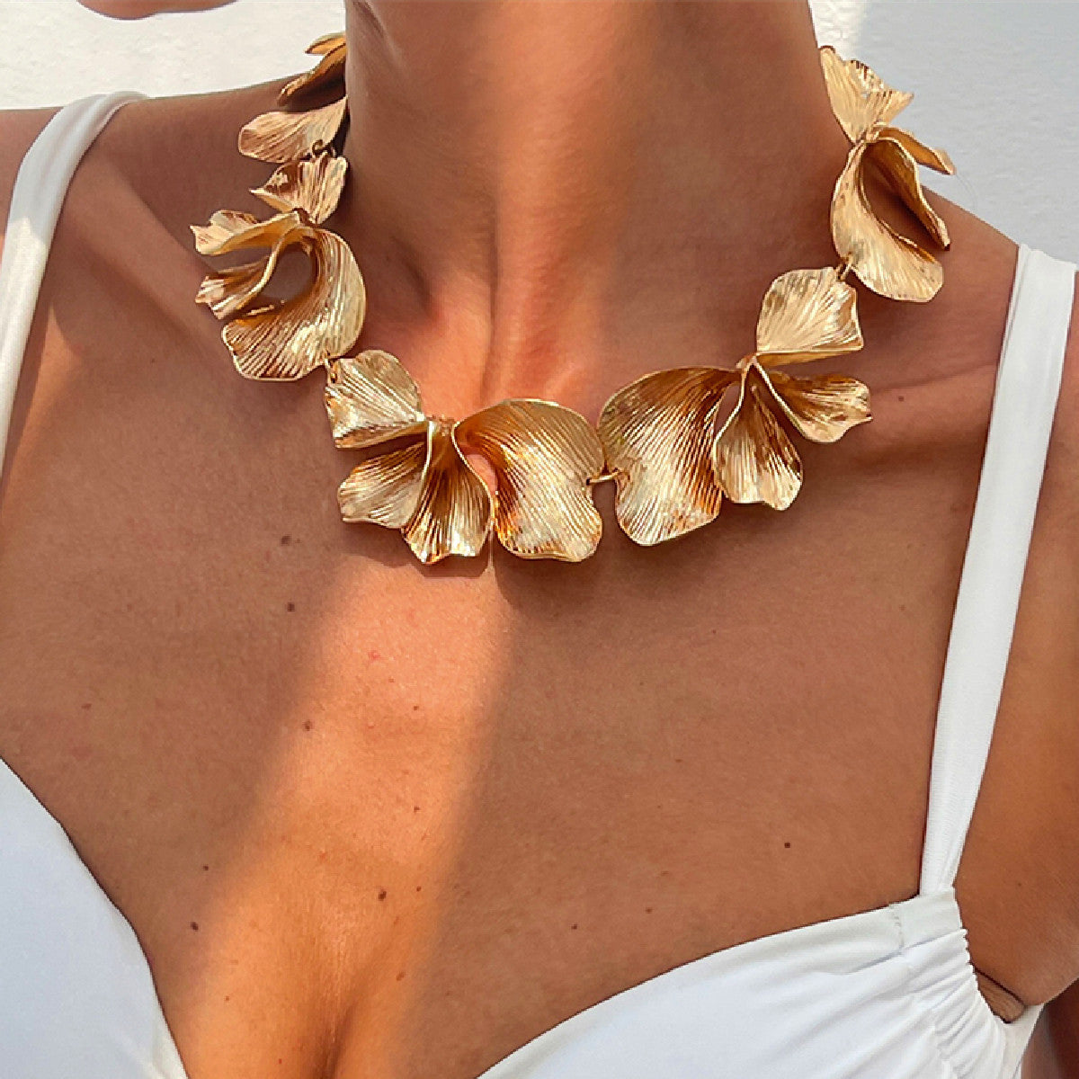 Collana Pendente Floreale Esagerata da Donna con Design a Petali in Lega 3D e Motivo Floreale Pieghettato Testurizzato