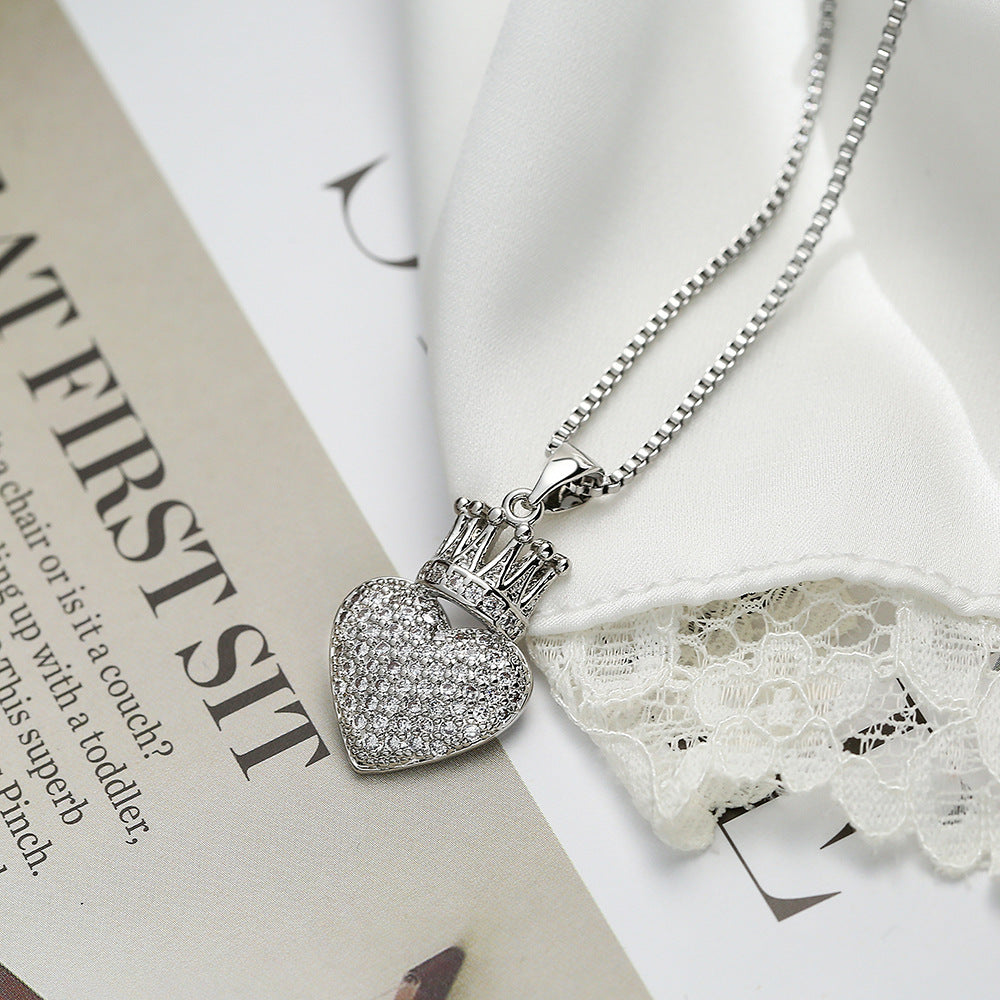 Collana con pendente a corona in zircone placcato oro a forma di cuore minimalista da donna con base in rame e design delicato sulla clavicola