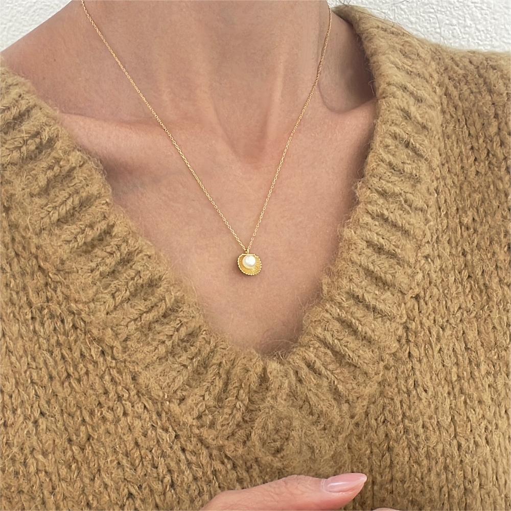 Collana minimalista con conchiglia geometrica e perla in argento sterling 925 placcato oro su catena snake