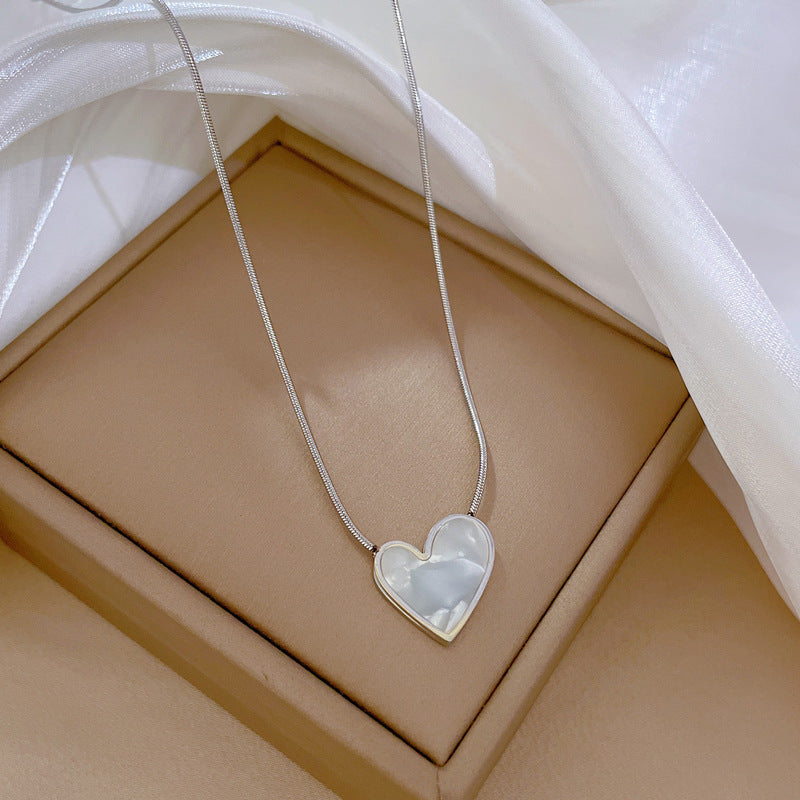 Collar con colgante de nácar en forma de corazón de acero de titanio minimalista para mujer con cadena tipo relicario chapada en oro