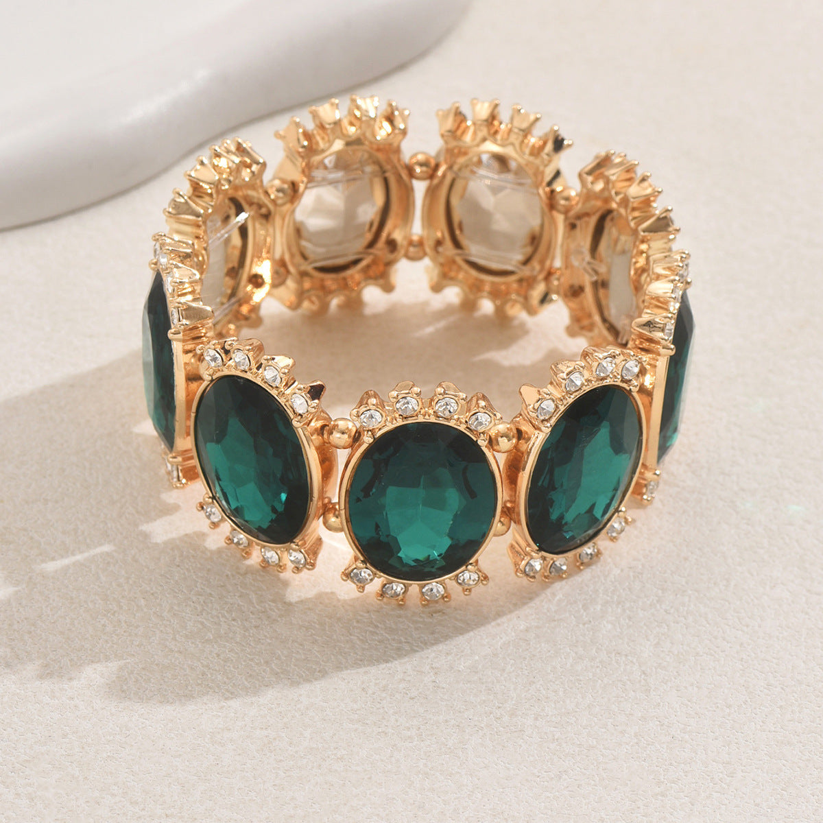 Bracciale a Polsino Geometrico di Tendenza da Donna Realizzato in Lega di Zinco con Strass Intarsiati a Smeraldo e Finitura Lucida