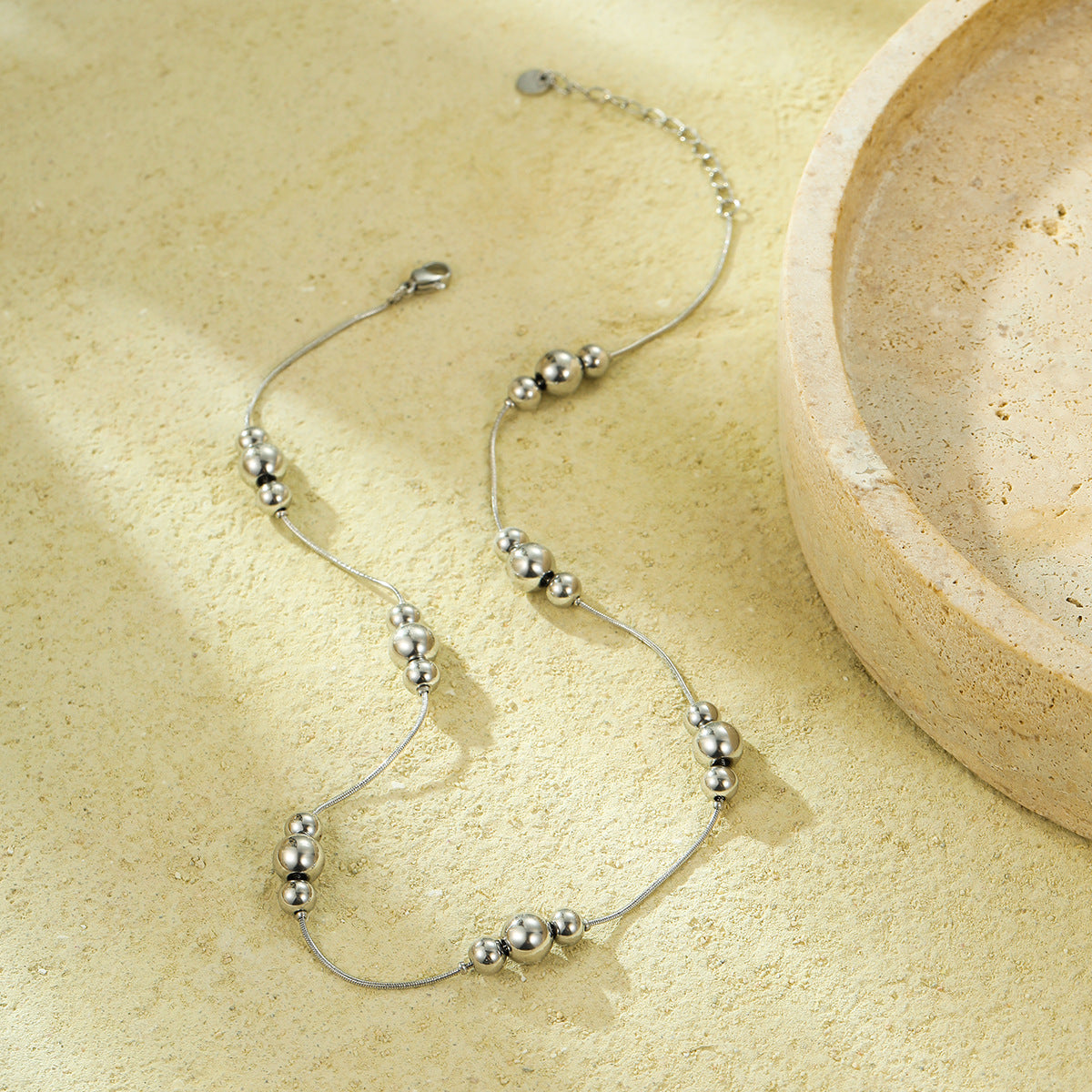 Collar de acero inoxidable redondo minimalista de moda para mujer con acabado chapado y estilo versátil para el día a día