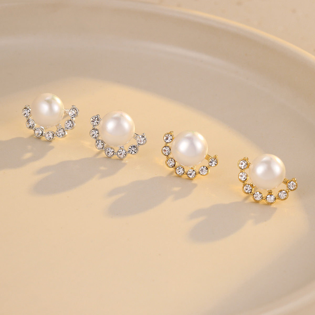 Pendientes de Acero de Titanio para Mujer con Perlas e Incrustaciones de Circonita, Estilo Francés Minimalista y Forma de Abanico