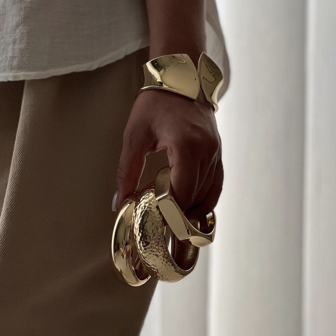 Bracciale a molla da donna in metallo placcato lucido con motivo geometrico a goccia, alla moda