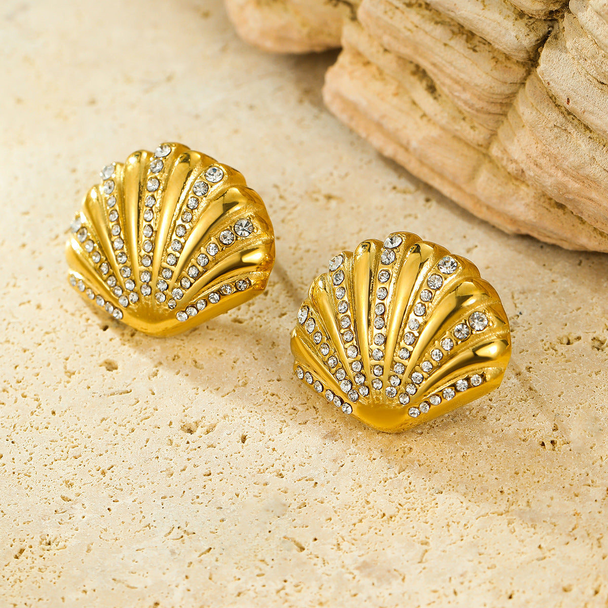 Pendientes de tuerca de acero inoxidable con forma de concha elegante adornados con circonitas para mujer con acabado chapado