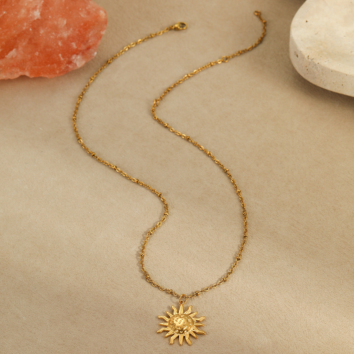 Collana da donna minimalista di tendenza in acciaio inossidabile placcato oro 18 carati a forma di sole