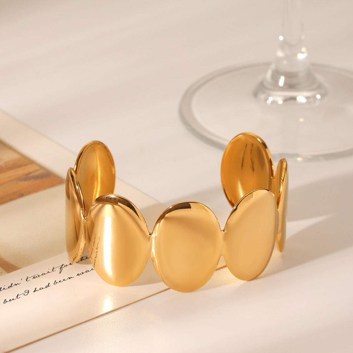 Bracciale a Polsino Minimalista Ovale in Acciaio Inossidabile Placcato Oro 18K Design Aperto Gioielli Leggeri