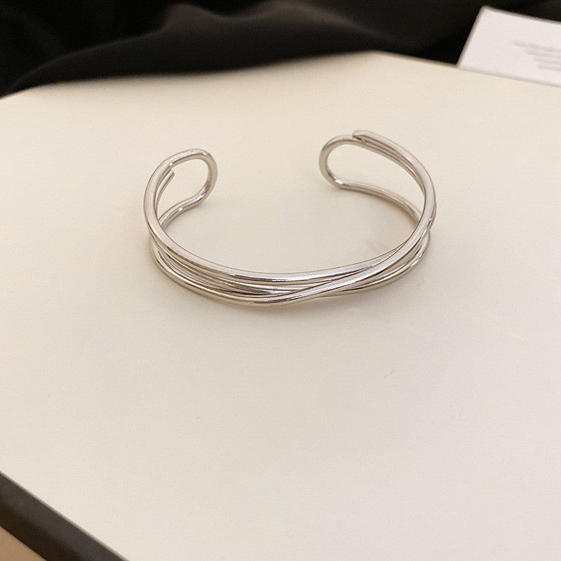 Bracciale a manetta in metallo elegante e robusto con finitura placcata, forma geometrica rotonda, accessorio di lusso alla moda per pendolari