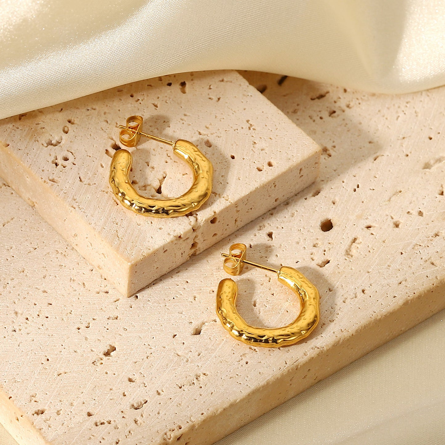 Orecchini geometrici da donna in acciaio inossidabile con placcatura in oro 18 carati ed effetto lavico