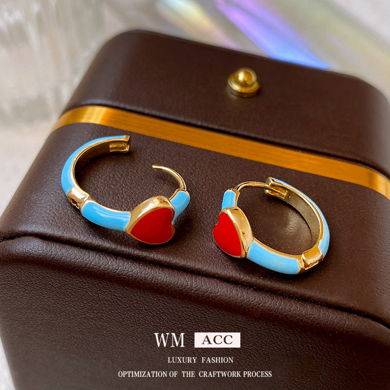 Pendientes de tuerca minimalistas de metal con forma de corazón esmaltado en rojo para mujer, con un diseño elegante y versátil.