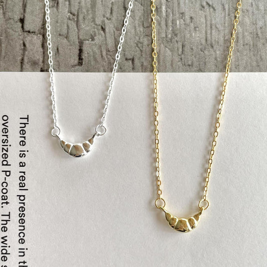 Collar con colgante en forma de cuerno minimalista de tono frío en plata de ley 925 con detalles geométricos