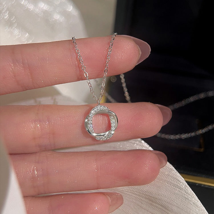 Collana Minimalista a Cerchio con Rosa Floreale per Donna in Acciaio al Titanio con Finitura Placcata
