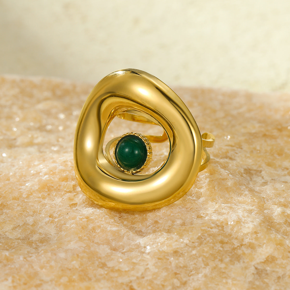 Anillo minimalista de acero de titanio geométrico con baño de oro de 18 quilates e incrustaciones de piedra natural para mujer