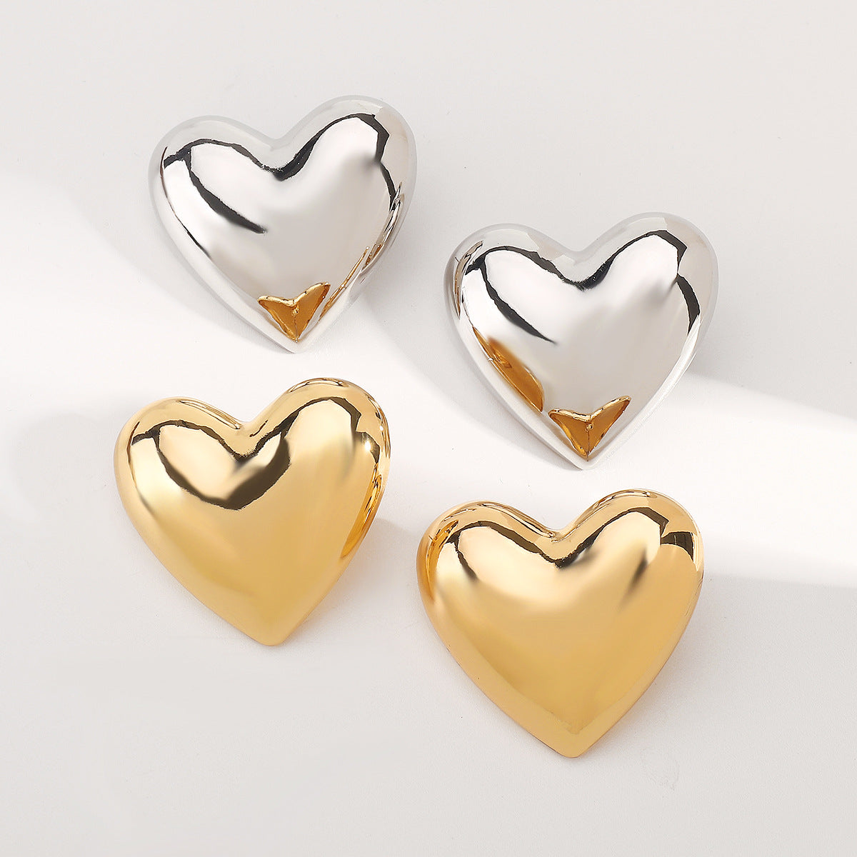 Orecchini a perno da donna a forma di cuore minimalisti in lega con finitura galvanizzata