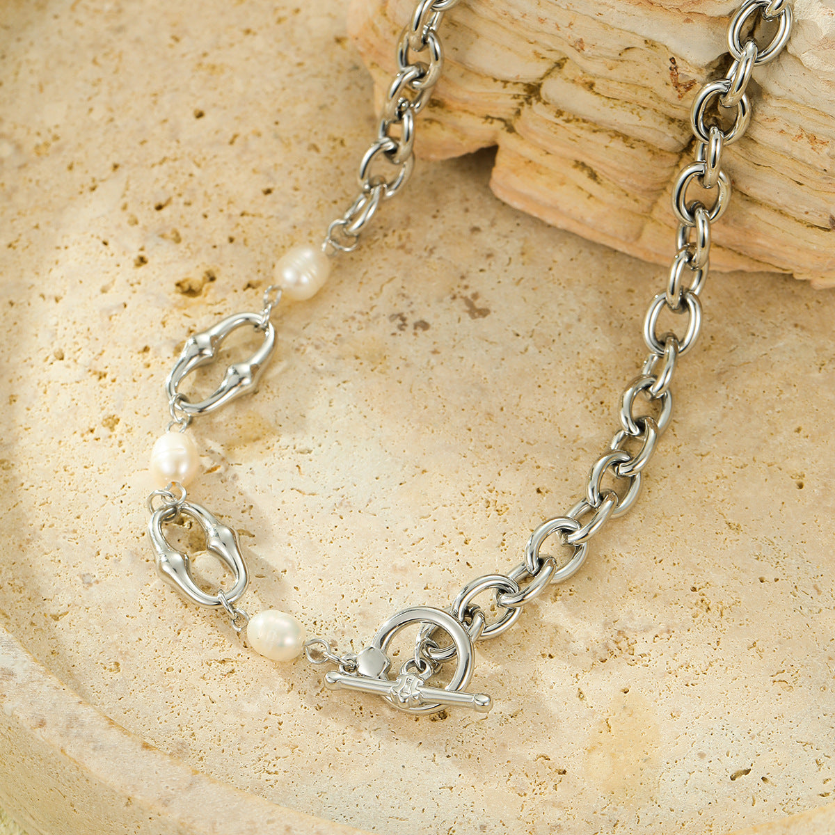 Collar con colgante minimalista de moda de acero inoxidable con incrustaciones de perlas y acabado chapado para mujer
