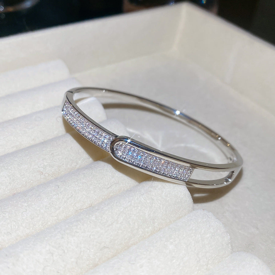 Bracciale rigido aperto geometrico minimalista da donna con placcatura in oro e intarsio in zirconi, accessorio di moda leggero per tutti i giorni