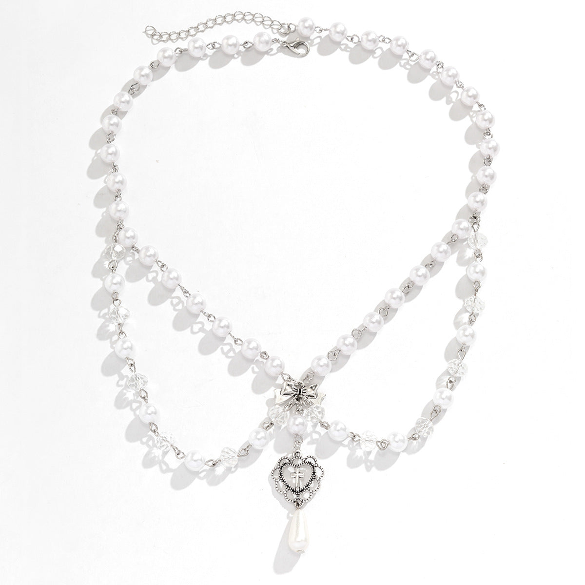 Collana con ciondolo a farfalla fragola rustico chic da donna con dettagli in perle sintetiche e frange su catena di perle