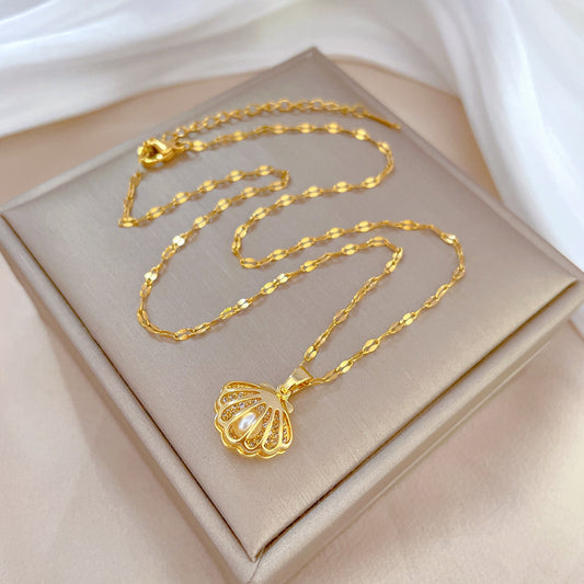 Collar de lujo ligero de acero de titanio con forma geométrica, colgante de concha hueca, circonitas microincrustadas, chapado en oro, detalles de perlas, cadena ondulada