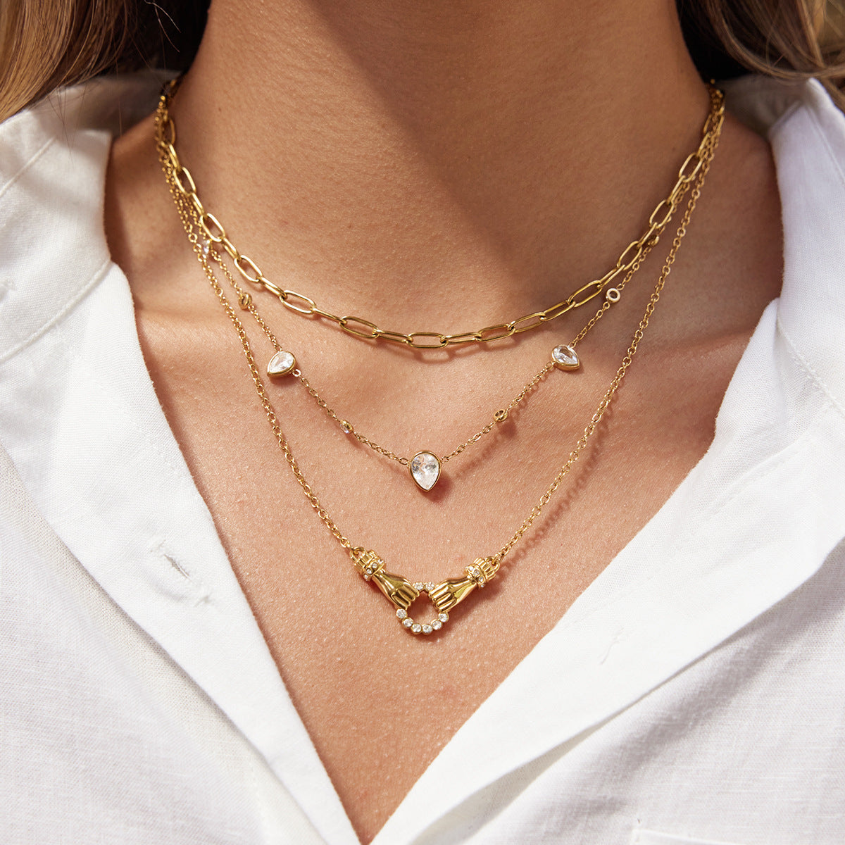 Collana da Donna in Acciaio al Titanio Placcato Oro 18K con Motivo a Mano Geometrico Minimalista